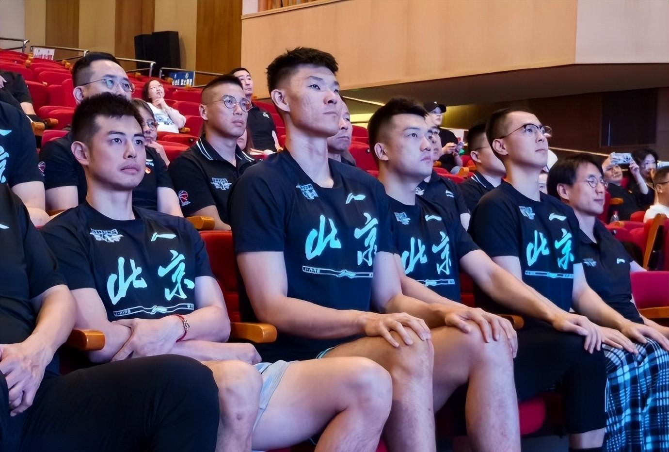 华盛顿奇才训练开放日，集结日队长鼓劲引欢呼，CBA常规赛在即，轮换策略成焦点的简单介绍