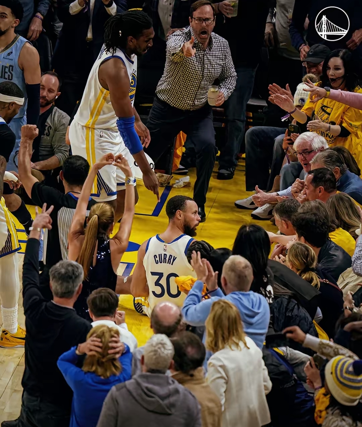 包含库里回归赛场，惊险取胜首场状态亮眼，独行侠观众沸腾！的词条